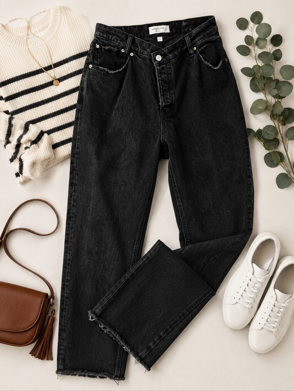 Abercrombie & Fitch Black Dad Highrise Curve Love Crossover Jeans. Ladies 16/33